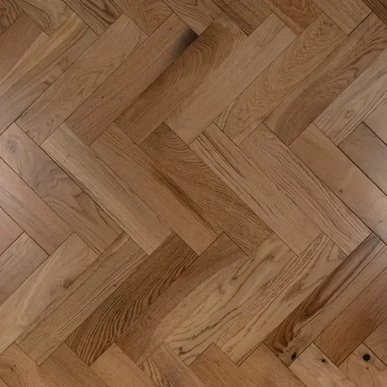Natural Oak Herringbone — Smooth · Lacquered