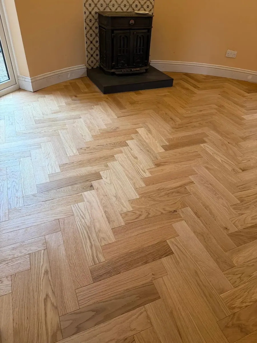 Natural Oak Herringbone · brushed, lacquered